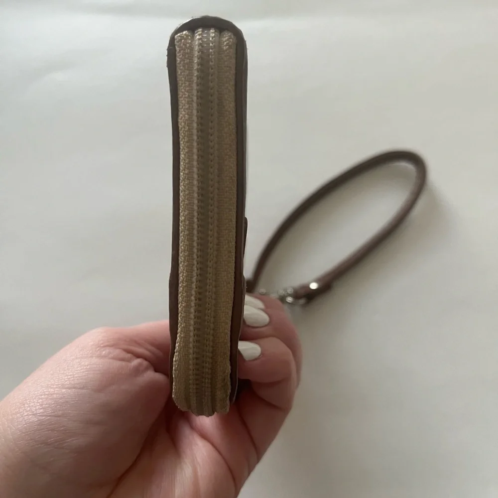 Fossil Key-Per Wristlet